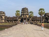 Regenbogenbrücke führt direkt auf den Torturm in der äußeren Mauer zu - Angkor Wat - Kambodscha